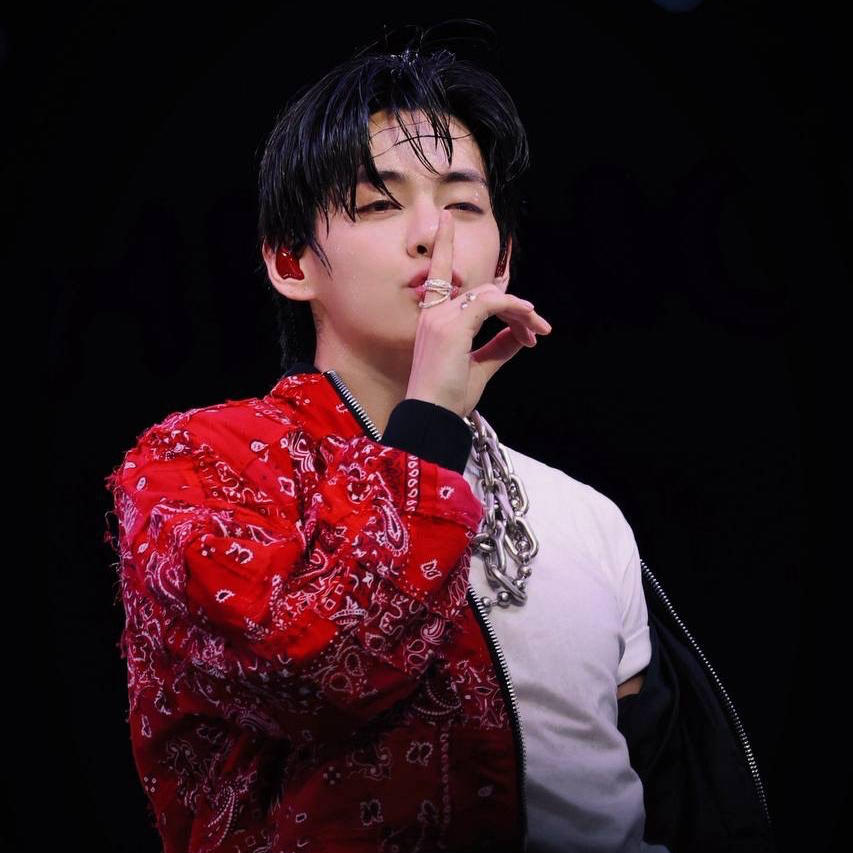 뷔 (방탄소년단)의 최신 사진