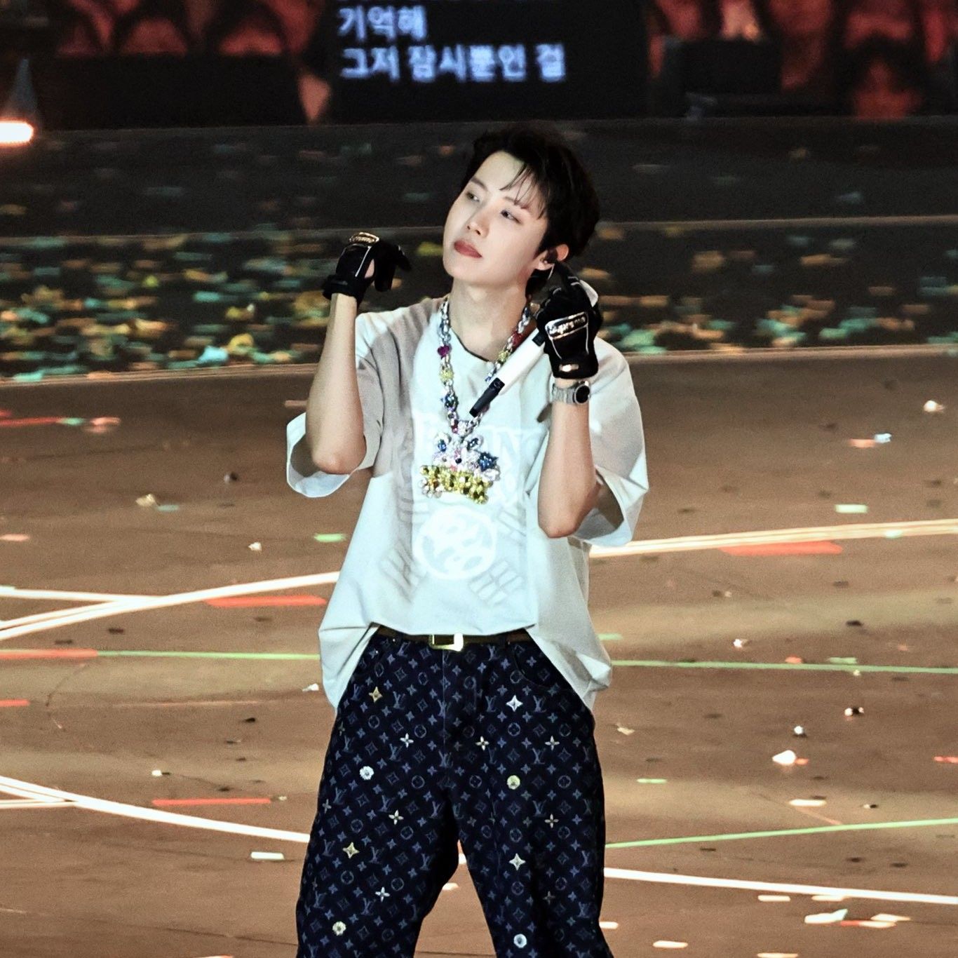 Momen yang diabadikan oleh penggemar j-hope (BTS)