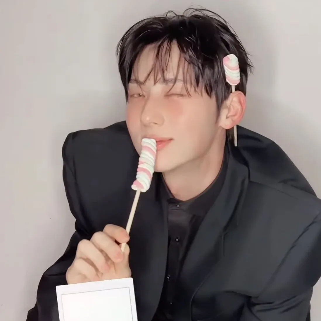 A moment captured by Hwang Minhyun's fan