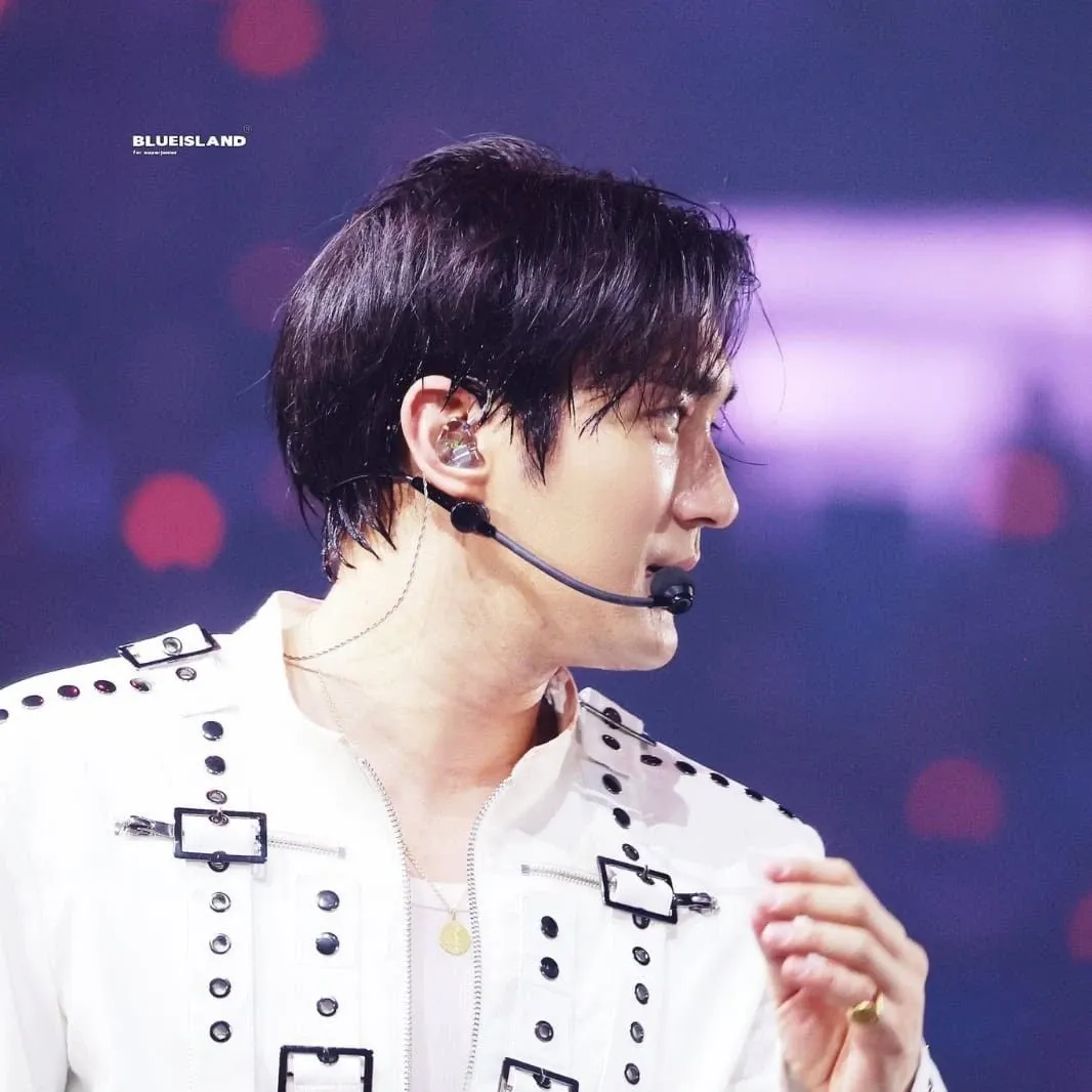 Behind-the-scenes cut of Siwon (Super Junior)