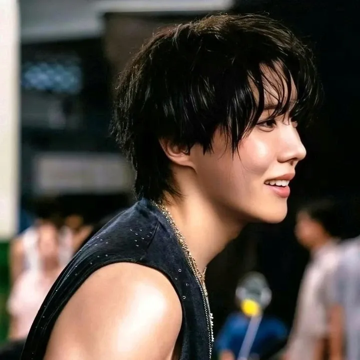 Foto aktivitas terbaru j-hope (BTS)