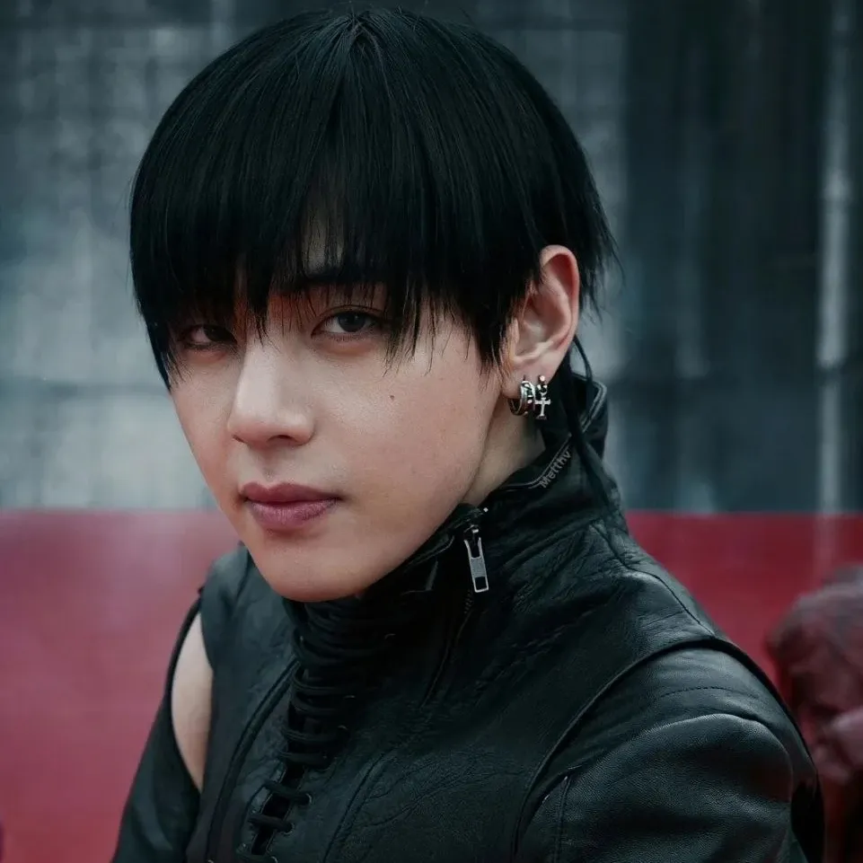 Behind-the-scenes cut of V (BTS)