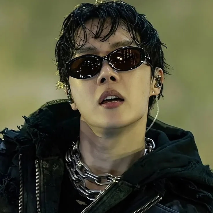 Foto aktivitas terbaru j-hope (BTS)