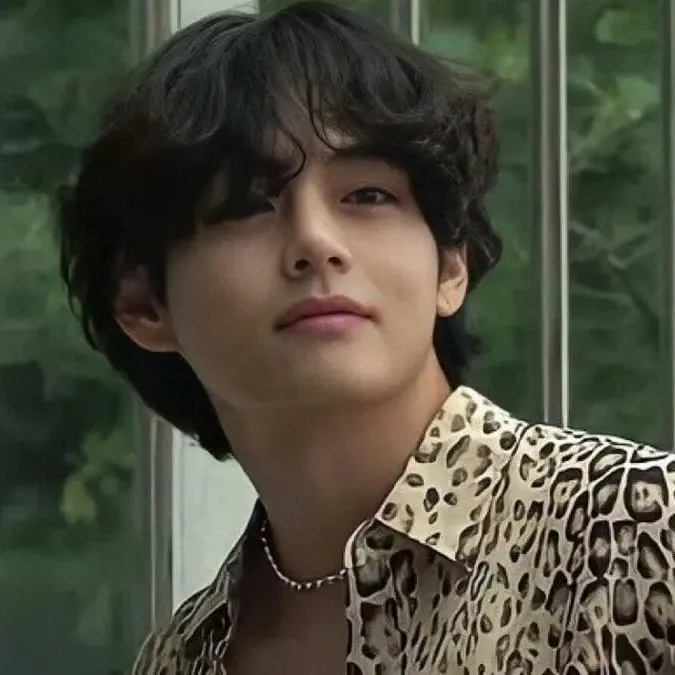 Behind-the-scenes cut of V (BTS)