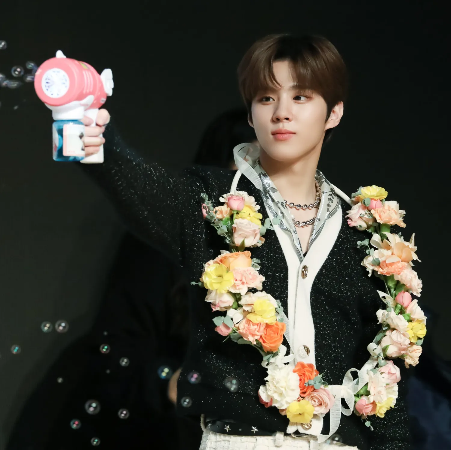 Behind-the-scenes cut of Kim Wooseok