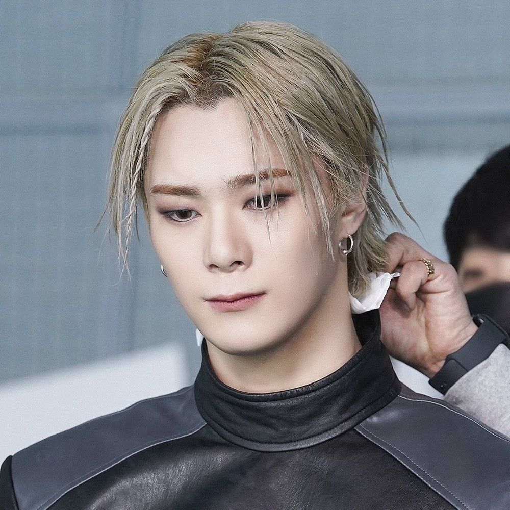 아스트로의 최신 사진