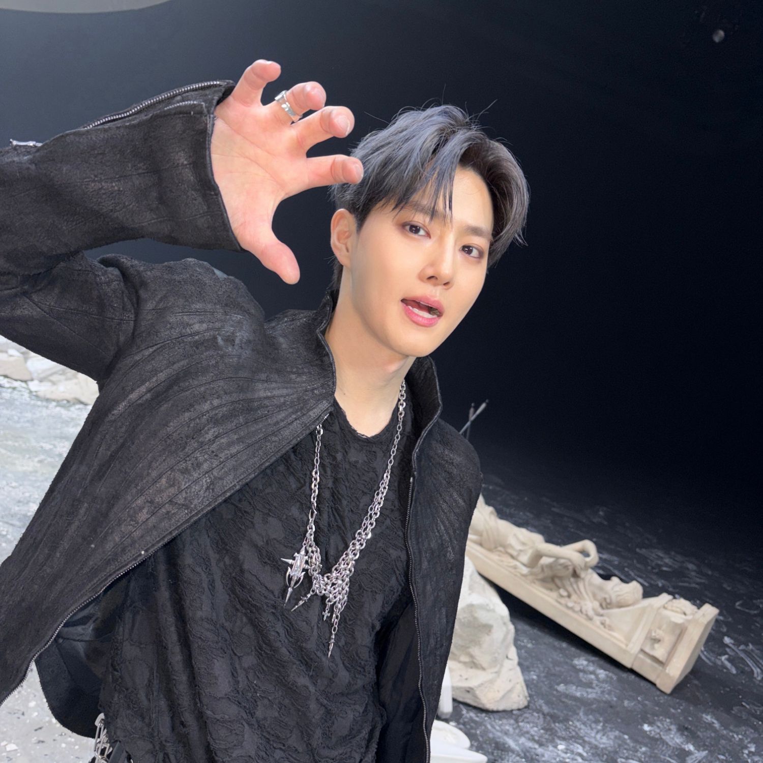 Behind-the-scenes cut of Suho (EXO)