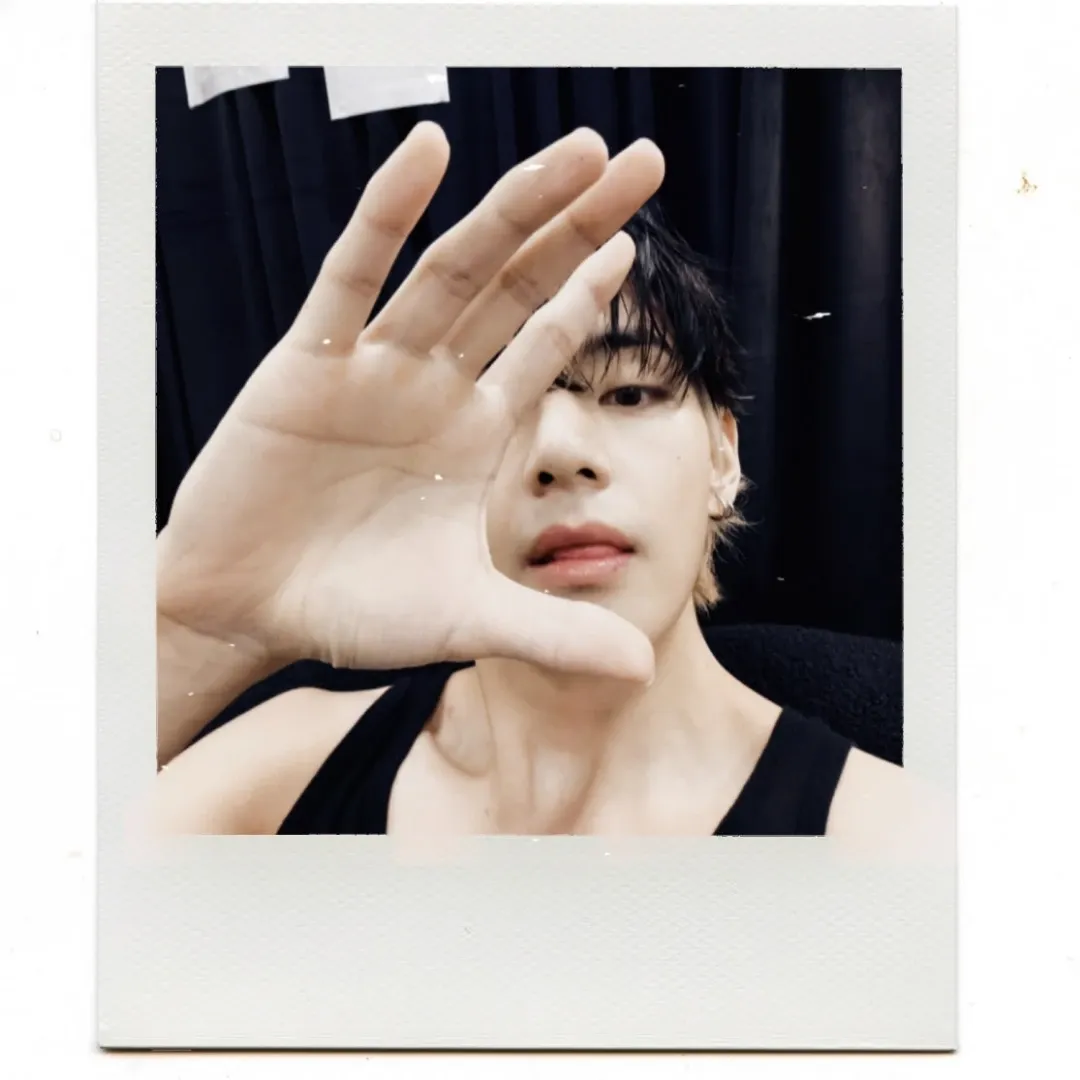 Behind-the-scenes cut of V (BTS)