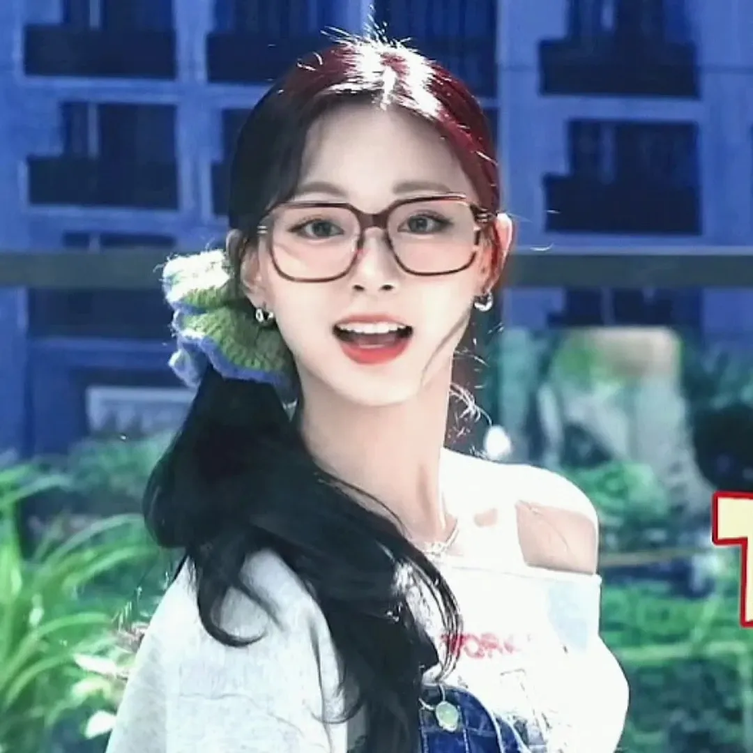 Momen yang diabadikan oleh penggemar Tzuyu (TWICE)