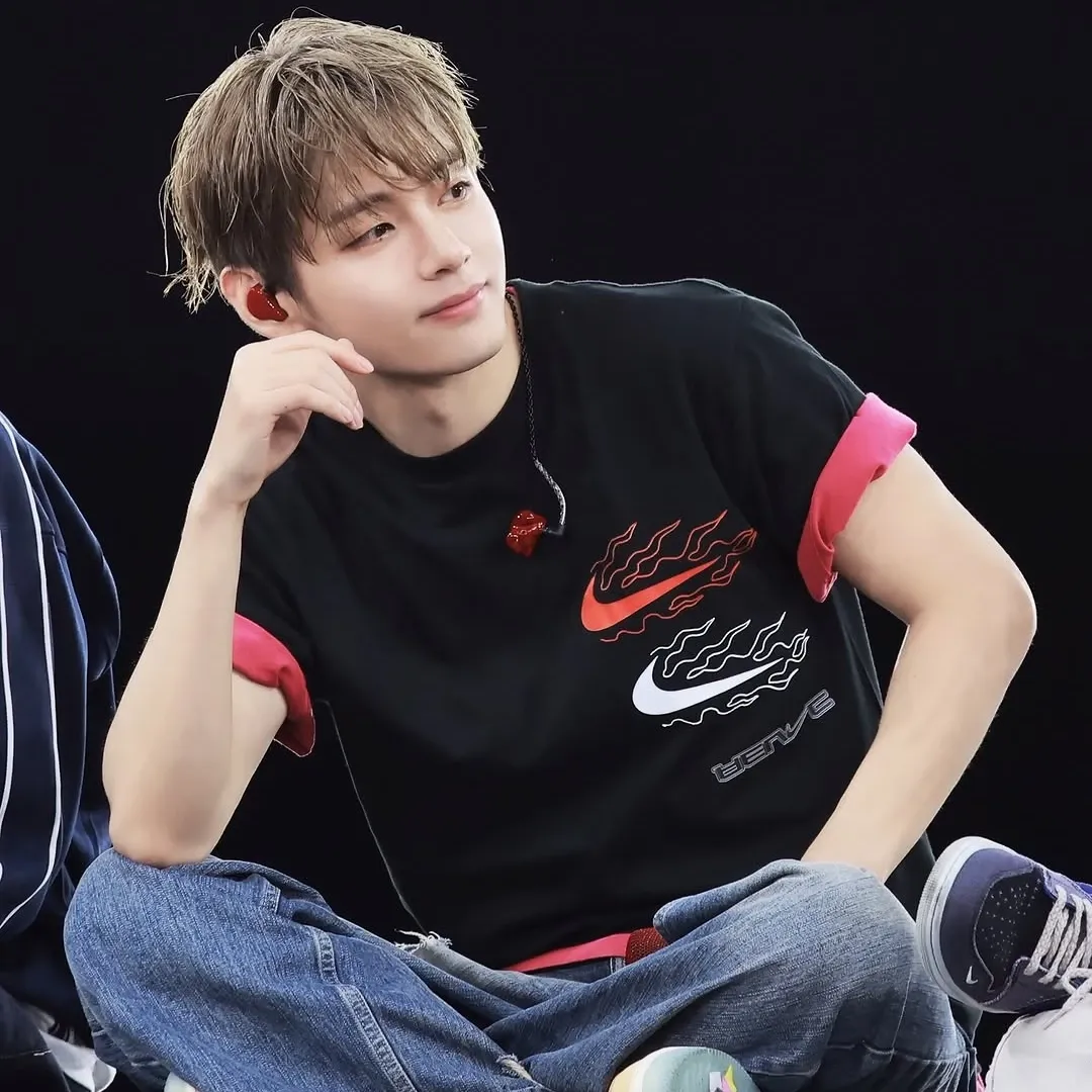 뷔 (방탄소년단)의 최신 사진