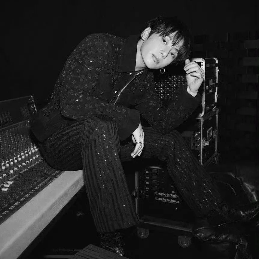 Foto aktivitas terbaru Jungkook (BTS)