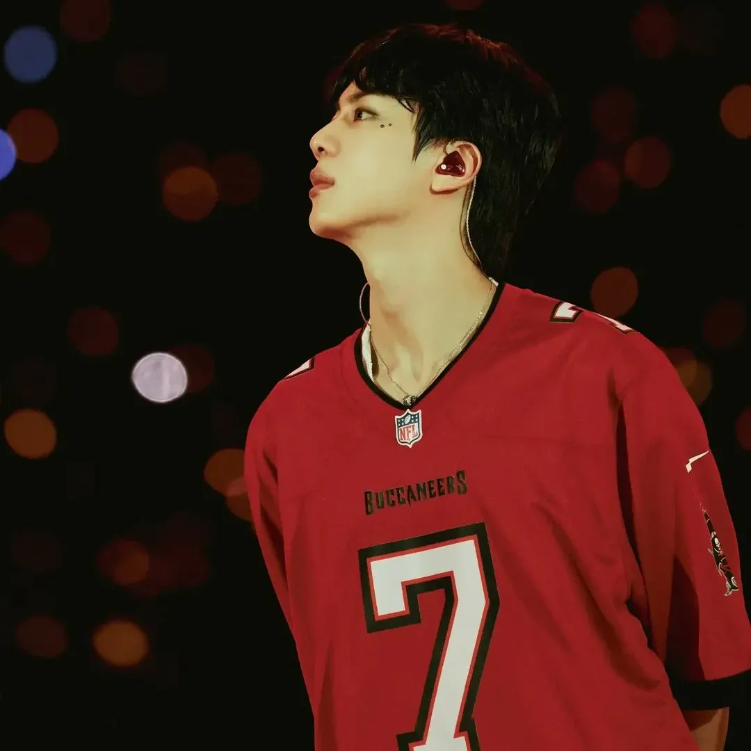 Foto aktivitas terbaru Jin (BTS)