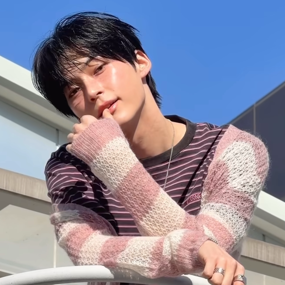 Foto terbaru Sung Hanbin (ZEROBASEONE)