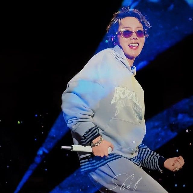 Foto aktivitas terbaru j-hope (BTS)