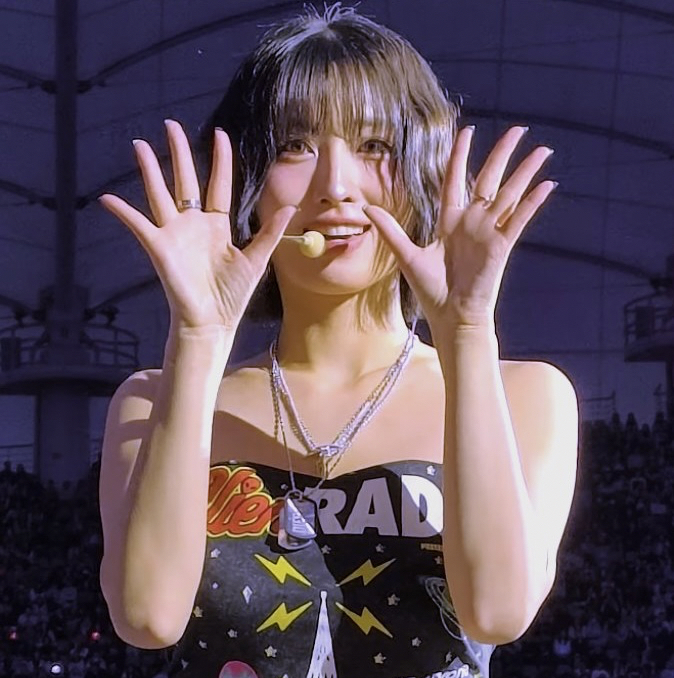 Behind-the-scenes cut of Momo (TWICE)