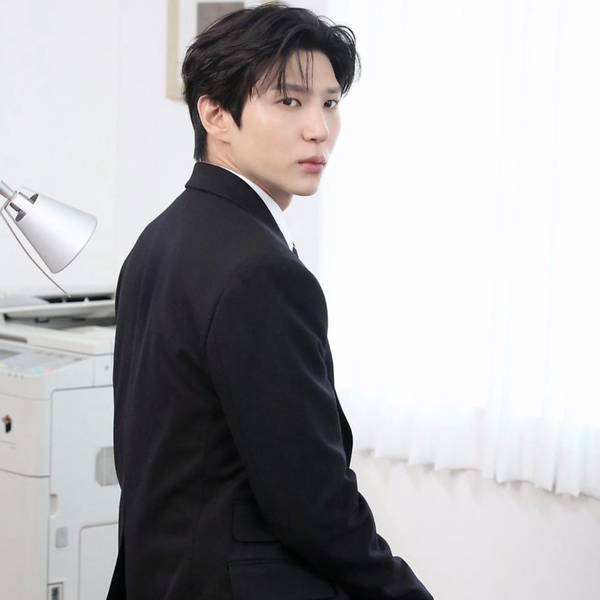 Signature photo of LEO (VIXX) capturing their charm