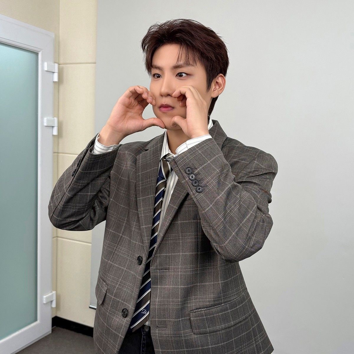 Foto aktivitas terbaru Park Woojin (AB6IX)