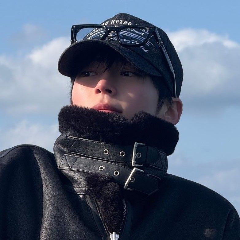 Foto aktivitas terbaru Sung Hanbin (ZEROBASEONE)