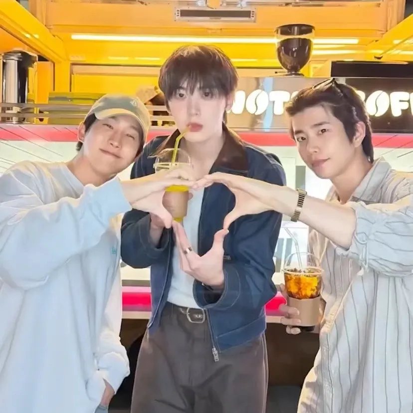 A moment captured by MJ (ASTRO)'s fan