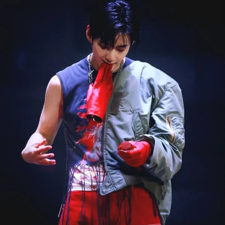 Today’s hot picks from the 뷔 (방탄소년단) community