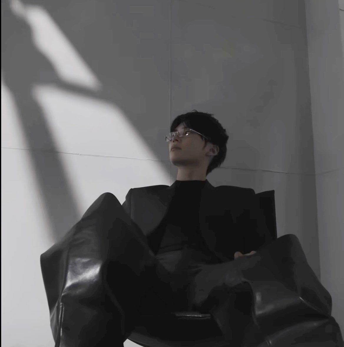 Behind-the-scenes cut of Sung Hanbin (ZEROBASEONE)