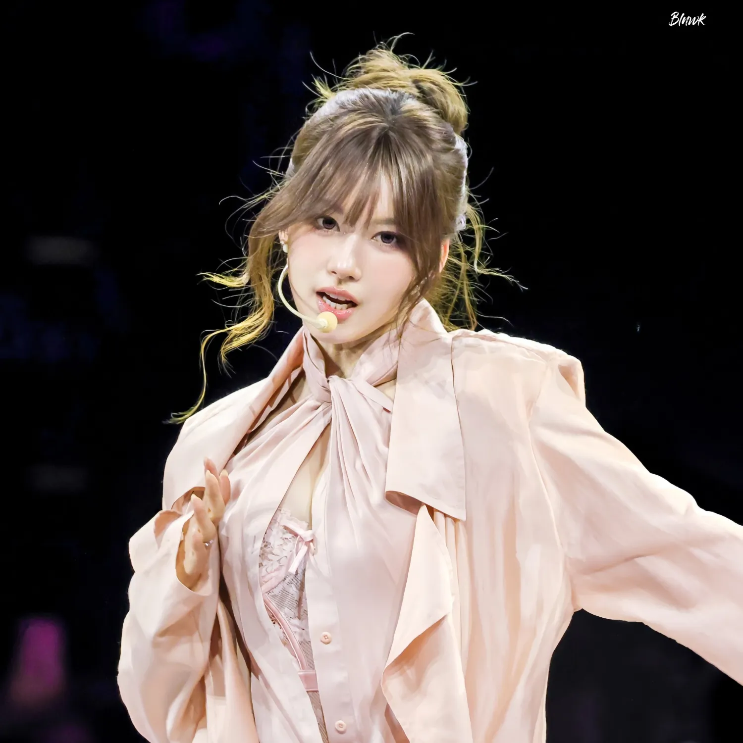 Potret di balik layar Sana (TWICE)
