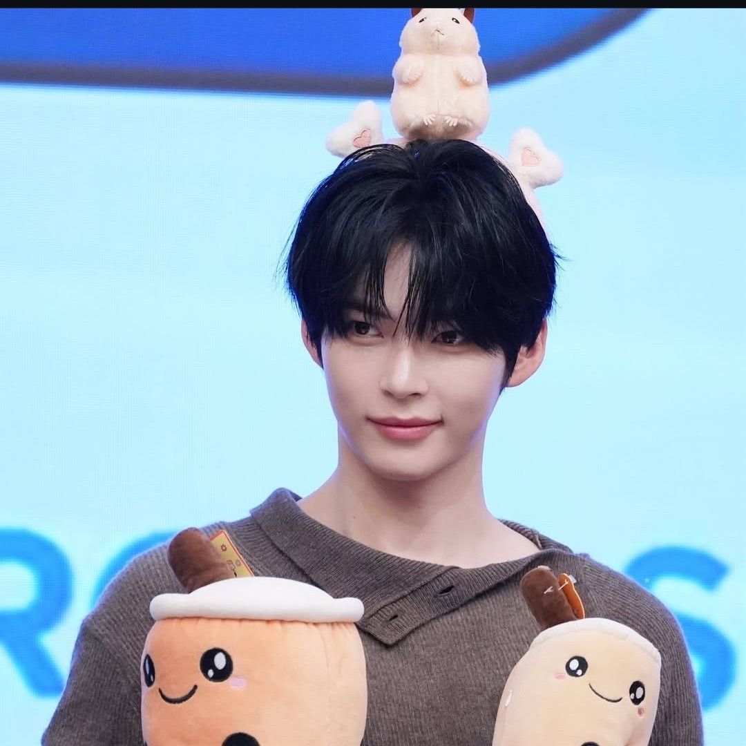 Recent activity shot of Sung Hanbin (ZEROBASEONE)