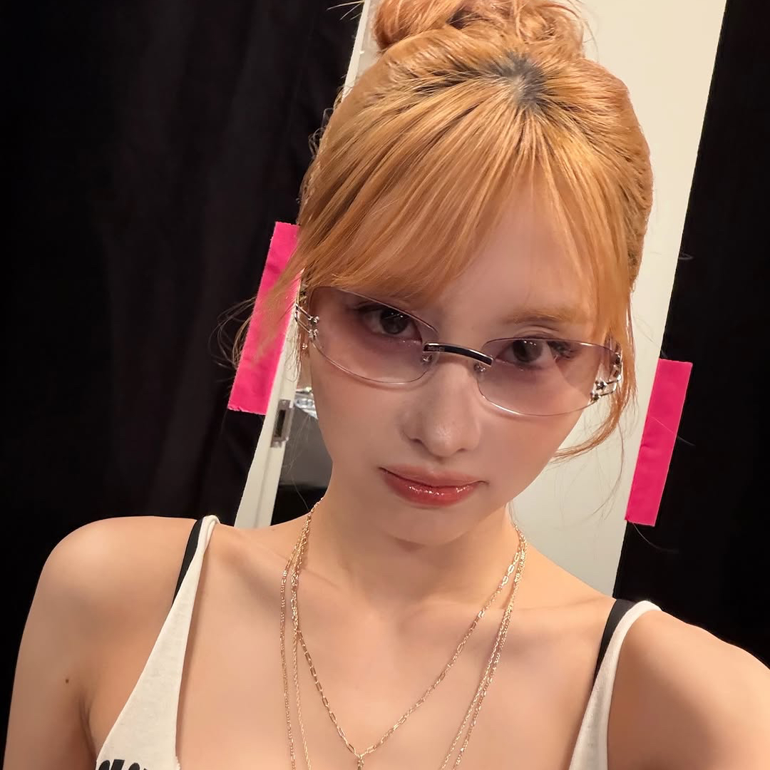 Behind-the-scenes cut of Momo (TWICE)
