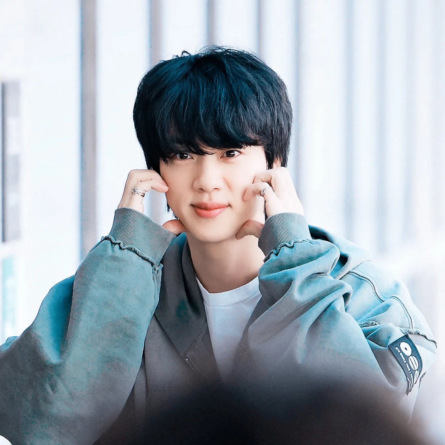 Foto aktivitas terbaru Jin (BTS)