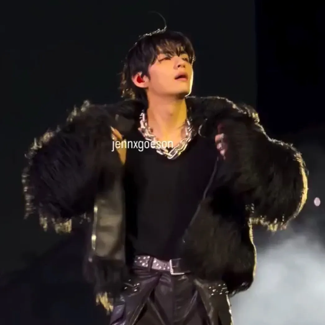 Behind-the-scenes cut of V (BTS)