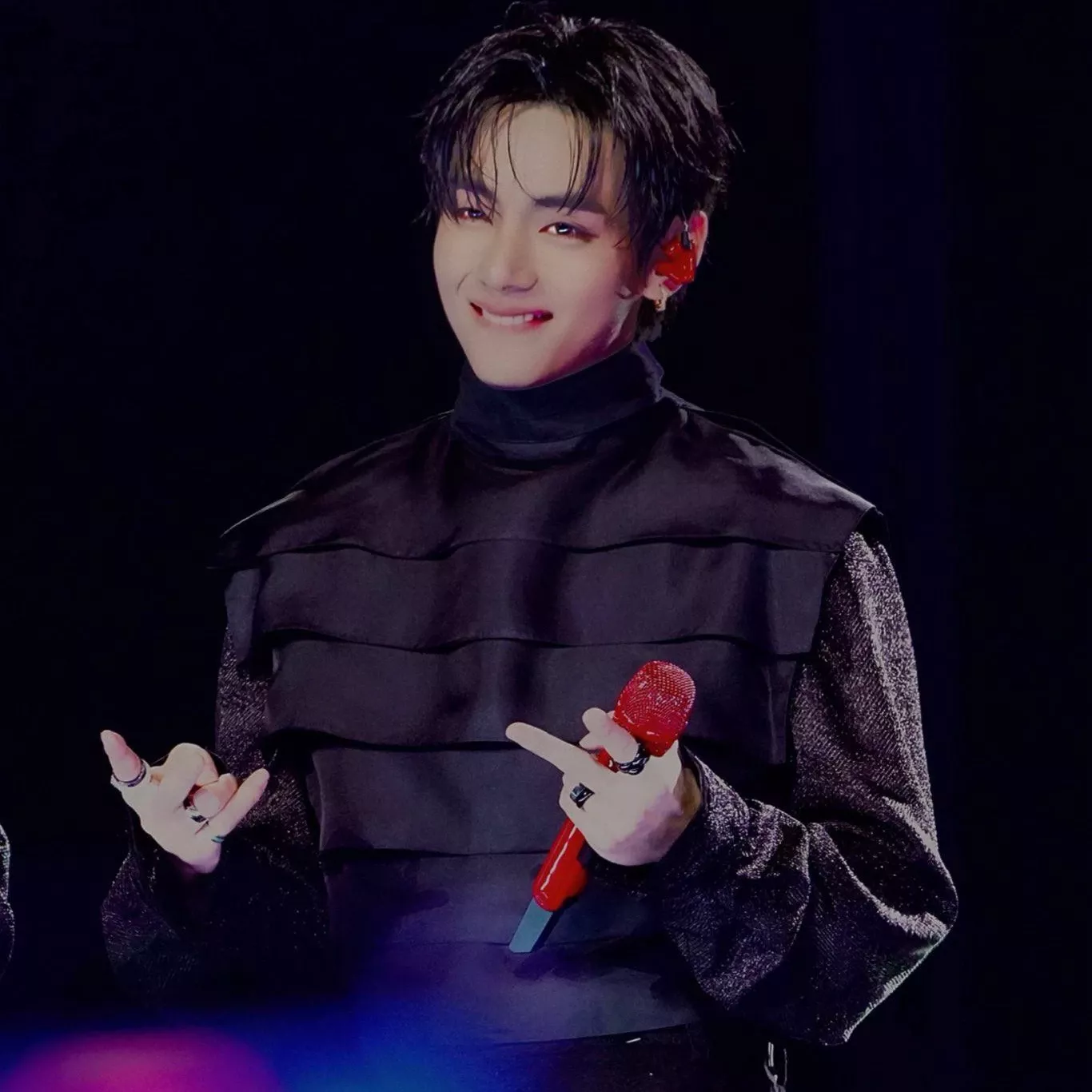 Behind-the-scenes cut of V (BTS)