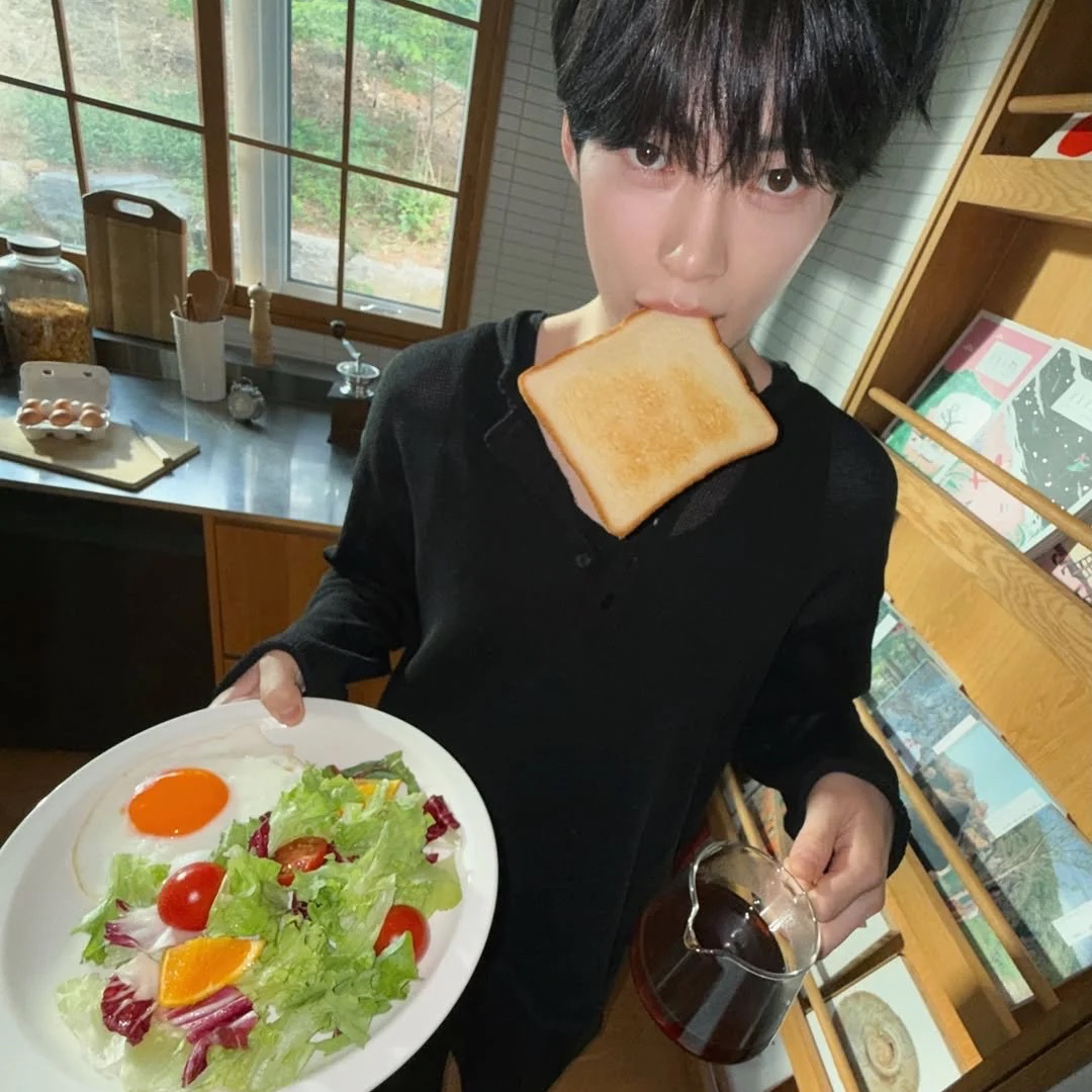 Recent activity shot of Sung Hanbin (ZEROBASEONE)