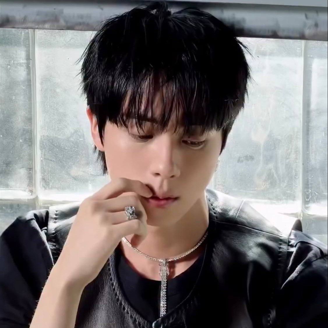 Momen yang diabadikan oleh penggemar Jin (BTS)