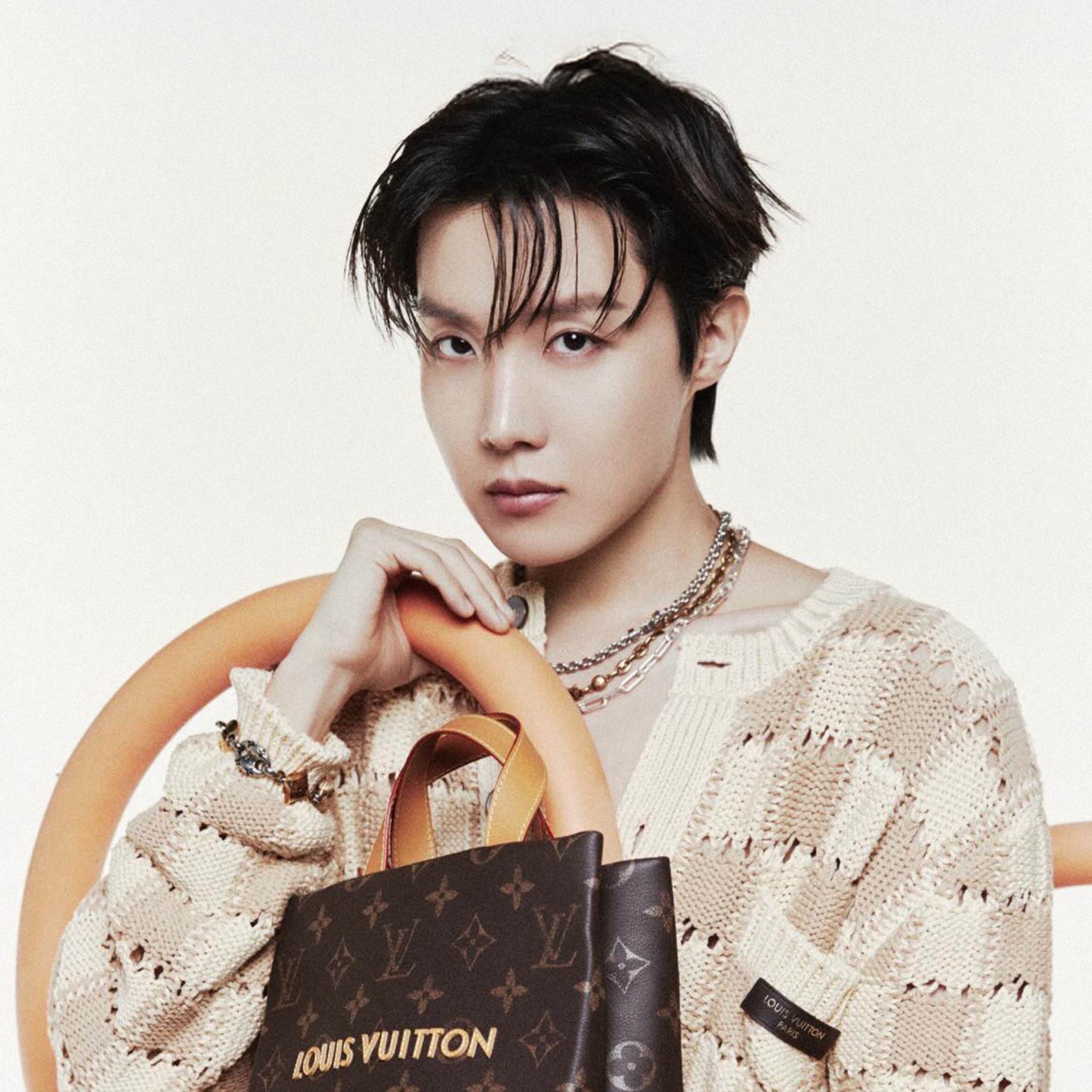 Foto aktivitas terbaru j-hope (BTS)