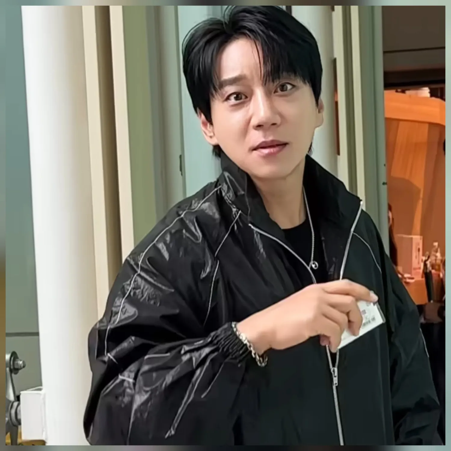 A moment captured by Hwang Chiyeol's fan