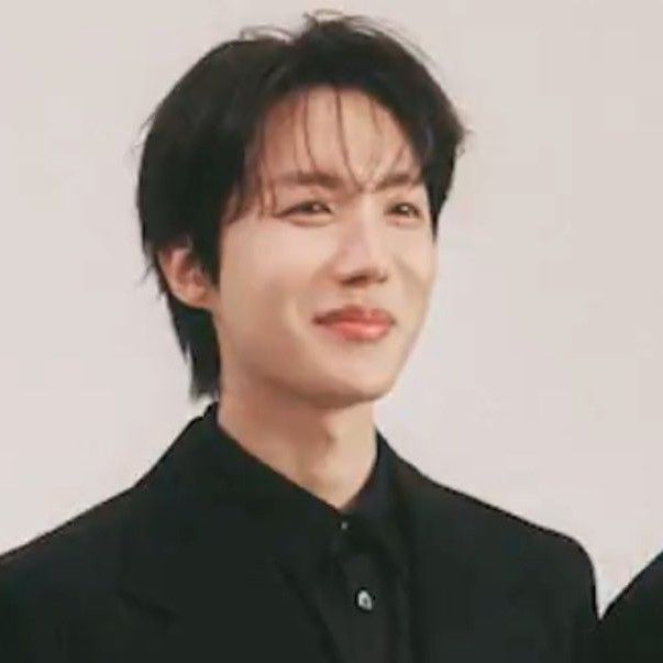 Foto aktivitas terbaru j-hope (BTS)