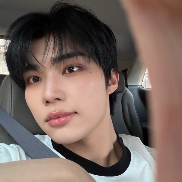 박건욱 (제로베이스원)의 매력을 담은 최애돌 대표 사진