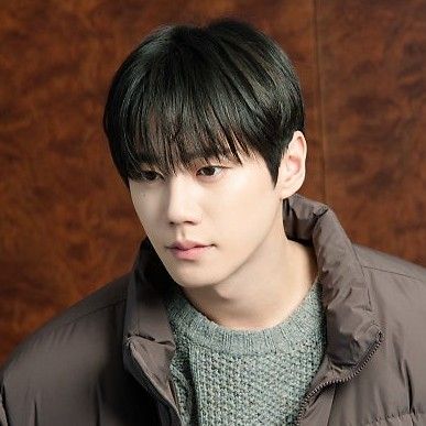 Behind-the-scenes cut of Lee Junyoung