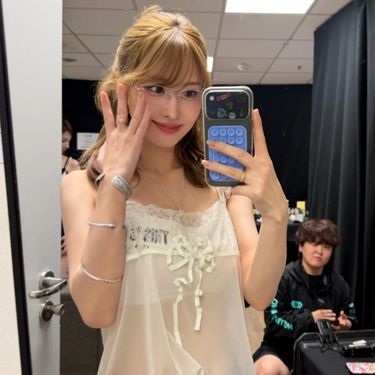 Potret di balik layar Momo (TWICE)