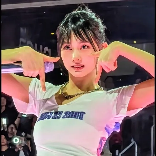 ツウィ (TWICE)の最近の活動写真