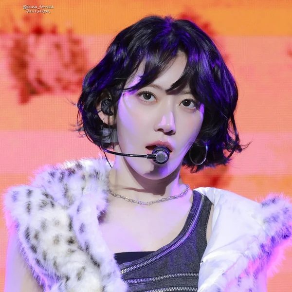 Signature photo of Sakura (LE SSERAFIM) capturing their charm