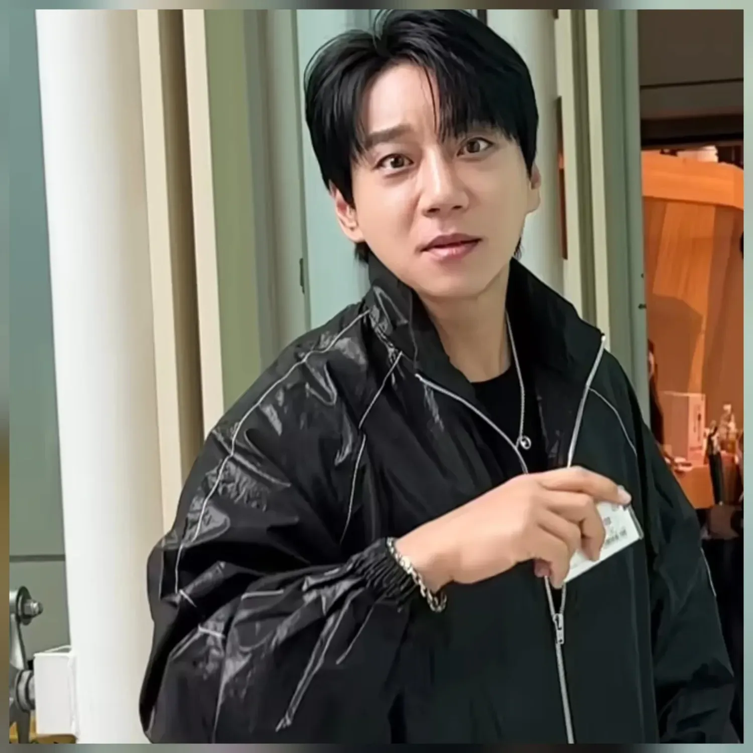 A moment captured by Hwang Chiyeol's fan