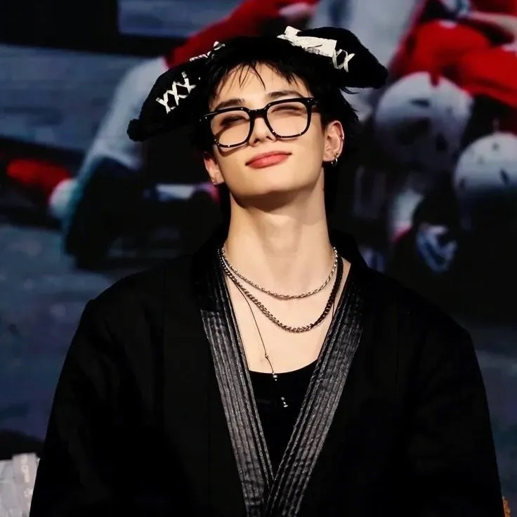 Foto aktivitas terbaru Hyunjin (Stray Kids)