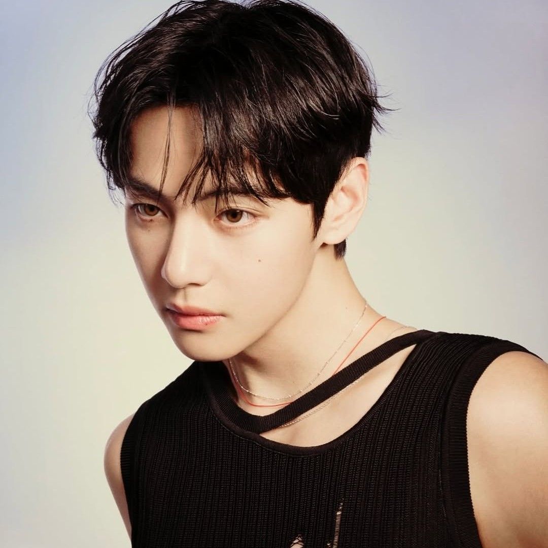 뷔 (방탄소년단)의 최신 사진