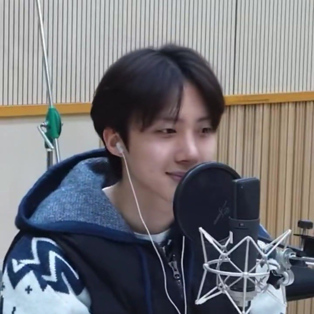 Recent activity shot of Hui (PENTAGON)