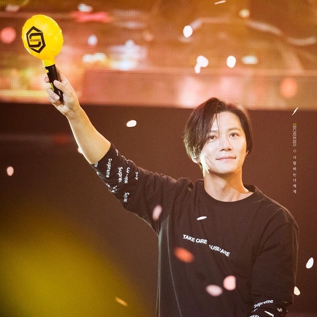 A moment captured by SECHSKIES's fan