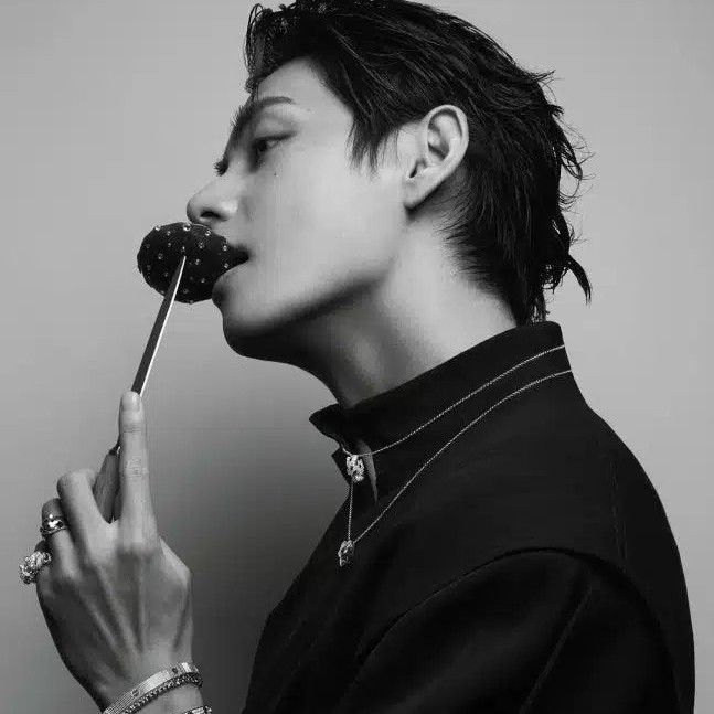 뷔 (방탄소년단)의 최신 사진