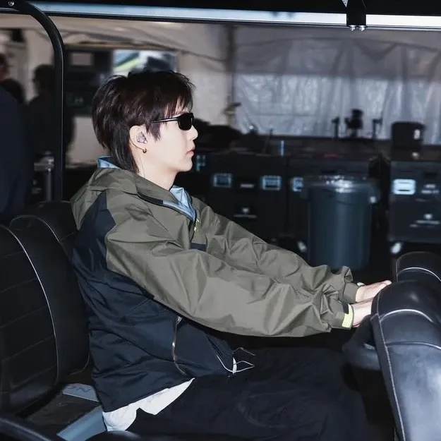 Foto aktivitas terbaru SUGA (BTS)