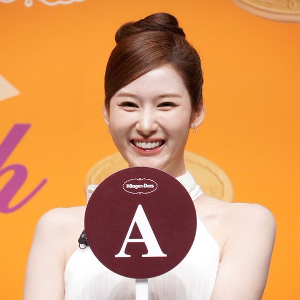 Foto aktivitas terbaru Sana (TWICE)