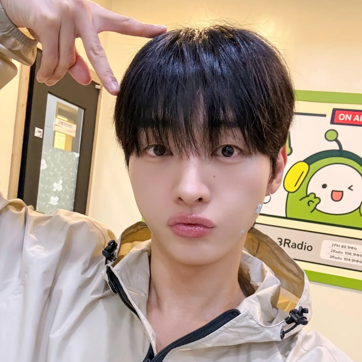 Behind-the-scenes cut of Yoon Jisung